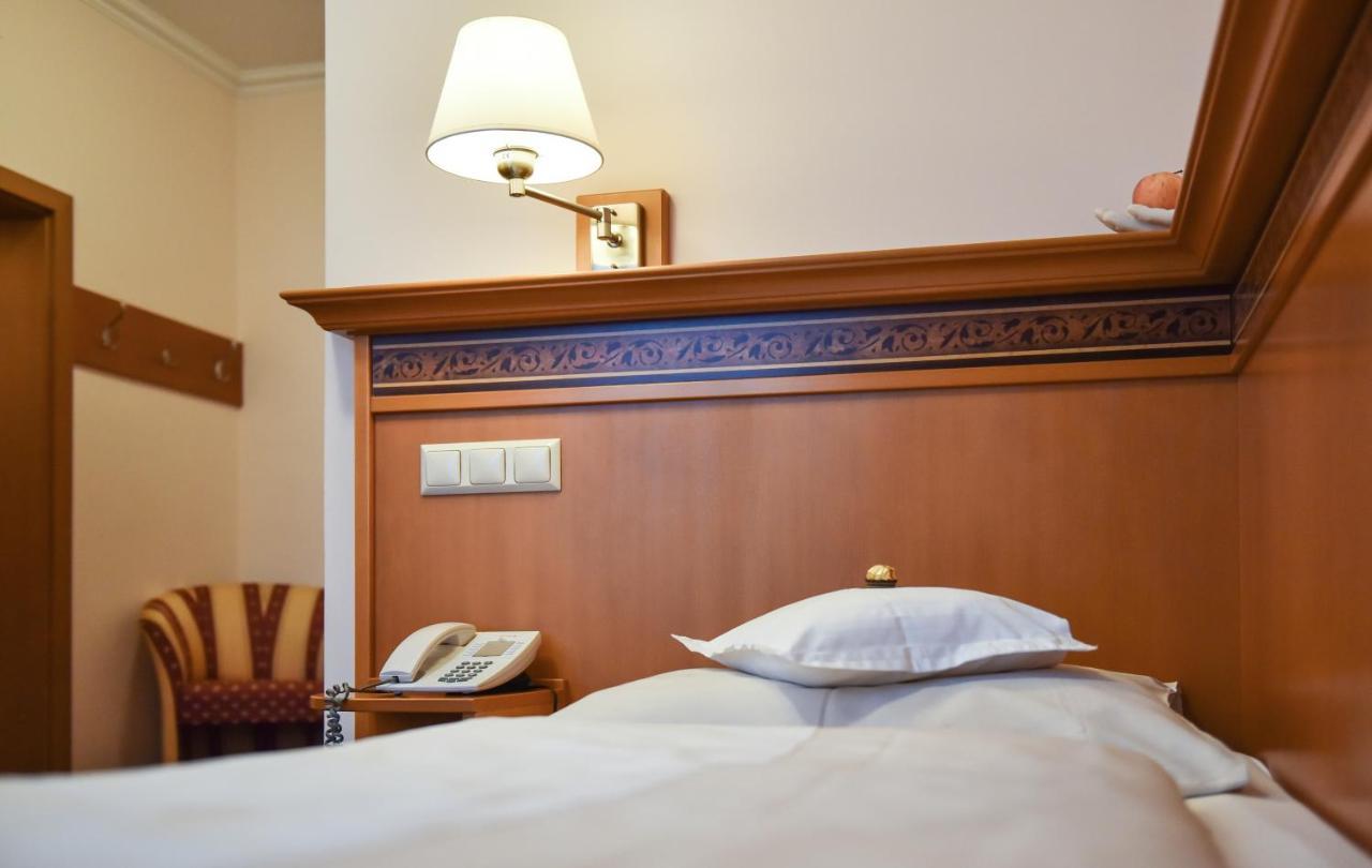 Hotel Alexandra Wels Bagian luar foto