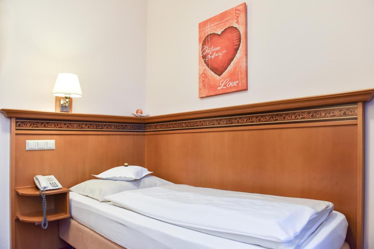 Hotel Alexandra Wels Bagian luar foto
