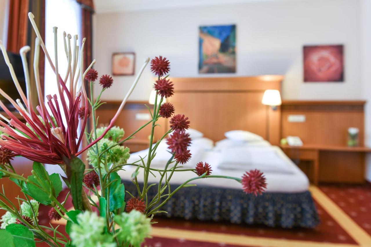 Hotel Alexandra Wels Bagian luar foto