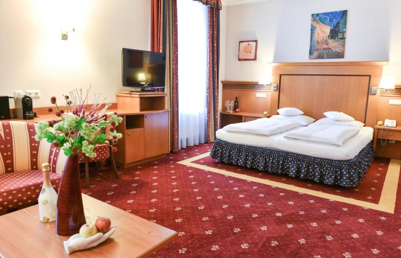 Hotel Alexandra Wels Bagian luar foto